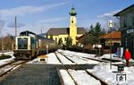 211 056 (Bw Hof) fährt mit N 8437 aus Zwiesel in den Bahnhof Frauenau ein, der heute zum Haltepunkt degradiert wurde. (11.02.1989) <i>Foto: Slg. Wolfgang Bügel</i>