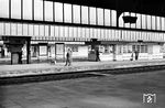 Die seitlich heruntergezogenen Glasdächer auf den Bahnsteigen sind immer noch typisches Erscheinungsbild in Oberhausen Hbf. Der heutige Bahnhof entstand zwischen 1930 und 1934 und wurde im Stil der Klassischen Moderne erbaut. Im Zweiten Weltkrieg wurde der Bahnhof mehrfach von Bomben und Luftminen getroffen und schwer beschädigt. Die Empfangshalle konnte erst 1954 in stark veränderter Form wieder in Betrieb genommen werden (1958) <i>Foto: Karl-Ernst Maedel</i>