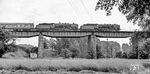 Der Sonderzug nach Karl-Marx-Stadt (Chemnitz) mit 01 2120 und 01 2204 auf dem 157 m langen Viadukt bei Ostrau zwischen Riesa und Döbeln. (13.06.1976) <i>Foto: Karsten Risch</i>