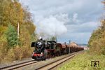 52 1360 fährt mit einem Güterzug aus Oberrohn. (22.10.2021) <i>Foto: Joachim Schmidt</i>