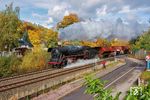 Im goldenen Oktober ist 44 2546 mit einem Güterzug am Weg zur Fasanerie in Arnstadt in Richtung Oberhof unterwegs. (23.10.2021) <i>Foto: Joachim Schmidt</i>