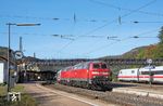 218 487 und 218 499 mit IC 2013 nach Oberstdorf am Beginn der Steige nach Amstetten im Bahnhof Geislingen. (29.09.2018) <i>Foto: Joachim Schmidt</i>