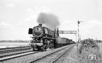 44 384 (Bw Kaiserslautern) ist auf dem Güterzuggleis von Ludwigshafen Rbf nach Limburgerhof bei Rheingönsheim unterwegs. Bei der Umstellung auf den elektrischen Betrieb im April 1964 wurde die Viergleisigkeit zunächst auf drei - wenig später auf zwei Gleise reduziert. (29.06.1963) <i>Foto: Helmut Röth</i>