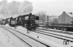50 208 (Bw Bochum-Langendreer) leistet 50 949 vom Bw Recklinghausen Hbf in Bochum-Präsident Vorspann vor einem Güterzug. (20.01.1955) <i>Foto: Manfred van Kampen</i>