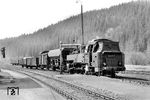 Ein bescheidener Güterverkehr fand zwischen Adorf und Aue auch statt. Die Auer 86 1411 ergänzt bei einem kurzen Rangieraufenthalt in Eibenstock unterer Bf ihre Wasservorräte. (29.04.1972) <i>Foto: Michael Malke</i>