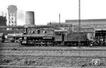 Die HOAG betrieb für ihre mehr als 50 Dampfloks noch in den 1950er Jahren ein eigenes Bahnbetriebswerk mit Ausbesserungswerk, um die erforderlichen Hauptuntersuchungen selbst ausführen zu können. Die im Bild zu sehende Lok 12 (Zweitbesetzung) der Gutenhoffungshütte (GHH) war eine 1909 bei Vulcan in Stettin hergestellte pr. G 7.1, die als "5847 Essen" in Dienst gestellt wurde. Bereits 1926 übernahm die GHH die mittlerweile in 55 550 umgezeichnete Lok in ihren Bestand. Sie wurde bei der HOAG noch bis Ende 1961 eingesetzt. Im Hintergrund ist ein zum Zeitpunkt der Aufnahme schon über 30 Jahre alter Kesselwagen im regulären Dienst der DB zu sehen. Die letzten Kesselwagen dieser Bauart, die noch auf die Länderbahnen zurückgingen, wurden Anfang der 1920er Jahre von der Kölner Waggonfabrik van der Zypen & Charlier gebaut.  (1958) <i>Foto: Karl-Ernst Maedel</i>