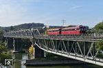 798 776 und 998 840 auf der Kachlet-Brücke über die Donau nahe Passau. Die Fischbauch-Brücke überspannt die Ein-/Ausfahrt zur Schleuse. Unmittelbar vor der Brücke befindet sich heute die Infrastrukturgrenze zwischen DB Netz und der Ilztalbahn. Die Rhein-Sieg-Eisenbahn GmbH erhielt als Kooperationspartner der Ilztalbahn GmbH vom zuständigen Wirtschaftsministerium am 13. März 2009 eine Betriebserlaubnis für 50 Jahre und die Ilztalbahn GmbH schloss mit der DB Netz AG am 2. Juni 2009 einen Pachtvertrag ebenfalls über 50 Jahre für die Strecke.  (02.10.2021) <i>Foto: Ralf Opalka</i>