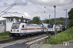 Die seit Dezember 2015 eingesetzten neuen Doppelstock-Züge sollten eigentlich dafür sorgen, dass die in die Tage gekommene IC-Flotte der Deutschen Bahn eine Erneuerung erfährt, was aber wegen häufiger Probleme mit der Bord-Software nicht gelang. Im Juni 2019 musste die DB einräumen, dass die Zahl der Verspätungen und Zugausfälle auf der Verbindung von Stuttgart nach Nürnberg höher sei als der Bundesdurchschnitt, insbesondere nach der Umstellung auf die IC-2-Züge. Im Januar 2020 wurde bekannt, dass die Bahn als Konsequenz die Abnahme von 25 neuen Zügen verweigerte, da sich die Baureihe im Betrieb seit 2015 als sehr störanfällig herausgestellt hatte und vielfach Verspätungen provozierte. Hier begegnen sich zwei Züge (störungsfrei) auf der IC-Linie 61 Karlsruhe – Stuttgart – Aalen – Crailsheim – Nürnberg in Goldshöfe. (29.05.2019) <i>Foto: Joachim Schmidt</i>