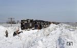 Da haben auch keine vier Loks geholfen. Ein Güterzug mit der führenden 637 der Norfolk and Western Railway (NW) ist bei Emington/Illionis, südwestlich von Chicago, im Schnee steckengeblieben. (02.02.1977) <i>Foto: Joe McMillan</i>