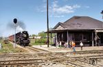 Ein Sonderzug mit der Nickel Plate No. 765 (Baujahr 1944) an der Gilman Diamond Railroad Crossing in Illinois, wo die Bahnstrecken Chicago - Champaign und Peoria - Fort Wayne kreuzen.  (04.05.1980) <i>Foto: Todd Novak</i>