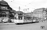 Die Baureihe K wurde zwischen 1949 und 1955 in insgesamt 65 Exemplaren beschafft. Sie stellen die letzte zweiachsige Triebwagenbaureihe der Frankfurter Straßenbahn dar. Tw 114 steht mit Bw 1652 auf der Linie 18 nach Enkheim am Frankfurter Hauptbahnhof. (13.07.1963) <i>Foto: Helmut Röth</i>
