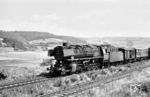 44 493 rollt mit einem Güterzug aus Gerstungen am Abzweig Faßdorf Bebra entgegen. (11.07.1962) <i>Foto: Gerhard Röder</i>