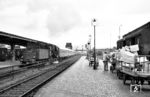 50 1223 als Schiebelok am D 383 nach Hamburg im Bahnhof Bebra. Die Schiebelok hilft einer V 200 mit dem 9-Wagen-Schnellzug über die Cornberger Rampe. (12.07.1962) <i>Foto: Gerhard Röder</i>