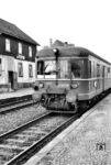 VT 60 508 vom Bw Kassel als Pendelzug zwischen Bebra und Obersuhl im Bahnhof Hönebach. (11.07.1962) <i>Foto: Gerhard Röder</i>