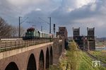 194 158 der Museumseisenbahn Hamm mit DPE 63049 aus Hamm auf dem Weg zum Weihnachtsmarkt nach Aachen auf der Rheinbrücke bei Duisburg-Hochfeld. (27.11.2021) <i>Foto: Marcus Henschel</i>
