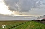 Sonne, Wind und Meer - die typischen Attribute für eine Reise an die Küste. Die Reisenden des IC 2310 werden kurz vor dem Ziel in Westerland (Sylt) diesen Anblick auf dem Hindenburgdamm auch genossen haben. (26.10.2021) <i>Foto: Joachim Bügel</i>