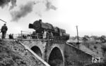 Die im Saargebiet vorhandenen 42er scheinen die bevorzugte Baureihe für die Belastungsproben an den wiederaufgebauten Brücken gewesen zu sein. Hier ist es die erst am 29. Januar 1945 abgenommene 42 963, die ein neu aufgebautes Viadukt in Völklingen-Geislautern testet.  (17.03.1949) <i>Foto: RBD Saarbrücken</i>