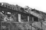 86 714 vom Bw Völklingen mit einem Personenzug auf dem Überwerfungsbauwerk hinter dem Heidstock-Tunnel, der sog. Luisenthaler Eng, nahe des Bahnhofs Völklingen, das 1945 gesprengt und 1947 wieder repariert wurde. In der Zwischenzeit verkehrten die Züge der Köllertalbahn nur zwischen Heusweiler und Völklingen-Heidstock, wobei - mangels Umsetzmöglichkeiten - der Zug in einer Richtung immer geschoben wurde. (07.1948) <i>Foto: RBD Saarbrücken</i>