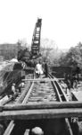 92 939 hilft mit einem Kranzug beim Abriss der alten Brücke über die Saarbrücker Straße in der Werkszufahrt zur alten Schmelz in St. Ingbert. (22.05.1955) <i>Foto: RBD Saarbrücken</i>