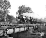 52 4965 vom Bw Engelsdorf passiert mit einem Güterzug eine Langsamfahrstelle bei Borsdorf. (14.09.1964) <i>Foto: Jörg Schulze</i>