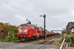 218 402 und 218 497 fahren mit AS 1423 nach Niebüll durch den Bahnhof Klanxbüll. (27.10.2021) <i>Foto: Joachim Bügel</i>
