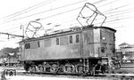 Die BBÖ-Reihe 1280 wurde entwickelt, um die durch die nach Osten fortschreitende Elektrifizierung von Innsbruck nach Salzburg und durch den ansteigenden Güterverkehr auch auf der Brennerbahn eine entsprechende Güterzug-Lok zu erhalten. E 88 204 wurde 1928 als 1280.04 wurde 1929 in Dienst gestellt und im März 1973 ausgemustert. Die mit Kriegsverdunkelung und den Beschriftungen der Deutschen Reichsbahn versehene Lok wurde in Attnang-Puchheim angetroffen. (05.1940) <i>Foto: RVM-Filmstelle Berlin (Maey)</i>