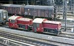 382 101 und 382 001 waren elektromotorisch angetriebene Akku-Lokomotiven, die 1955 von Gmeinder geliefert und den größten Teil ihrer Einsatzzeit im Hamburg-Ohlsdorfer S-Bahn-Betriebswerk beheimatet waren. 382 101 wurde 1984 verschrottet, 382 001 ist als Eigentum der S-Bahn Hamburg GmbH immer noch in Ohlsdorf im Einsatz.  (05.1977) <i>Foto: Benno Wiesmüller</i>