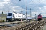 PKP 370 001 vor dem Berlin-Warschau-Express mit 101 035 im Betriebsbahnhof Berlin-Grunewald. (06.2014) <i>Foto: Benno Wiesmüller</i>