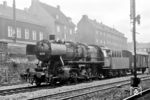 50 316 vom Bw Hamm vor einem Güterzug in Dortmund-Hörde. Der Bahnhof hatte früher vor allem für Zechen und Hüttenwerke als Güterbahnhof eine wichtige Funktion.  (10.07.1965) <i>Foto: Klaus D. Holzborn</i>