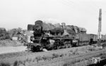 50 4016 fährt mit einem Güterzug durch Hamm. Von 1964 bis 1966 war sie hier auch stationiert. (24.08.1965) <i>Foto: Klaus D. Holzborn</i>