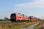 218 389 und 218 322 fahren mit AS 1432 nach Westerland durch den Betriebsbahnhof Lehnshallig, westlich von Niebüll. (28.10.2021) <i>Foto: Joachim Bügel</i>