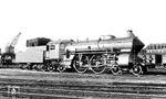 Die bayr. S 2/6 3201 wartet im Bw Nürnberg Hbf auf die Aufnahme ins Verkehrsmuseum Nürnberg. Die S 2/6 wurde 1906 zunächst dem Bahnbetriebswerk München I zugeteilt, wo man aber mit ihr nicht sehr glücklich war. Problematisch war, dass diese Lokomotive als Einzelstück in Laufplänen zusammen mit anderen Lokomotiven eingesetzt werden musste, es aber keine vergleichbare Lokomotive gab. So war die S 2/6 zwar leistungsfähiger als die Pacifics der Gattung S 3/6, hatte aber eine deutlich geringere Zugkraft. 1910 wurde sie in das pfälzische Netz zum Bw Ludwigshafen abgegeben. Dort kam man mit der Lokomotive besser zurecht, da sie zusammen mit bayr. S 2/5 und pfälz. P 4 im Schnellzugdienst zwischen Ludwigshafen und Straßburg eingesetzt wurde. 1922 kehrte die Lok nach Bayern zurück. Die Deutsche Reichsbahn sah sie noch als 15 001 vor. Zu einem Austausch der Nummernschilder ist es jedoch nicht mehr gekommen, die Lok wurde ausgemustert.  (1925) <i>Foto: DLA Darmstadt (Maey)</i>