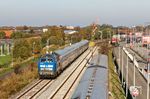 PRESS 218 056 verlässt mit IC 2311 den Bahnhof Niebüll. Rechts befindet sich die Autoverladeanlage für die Autozüge nach Sylt. (29.10.2021) <i>Foto: Joachim Bügel</i>