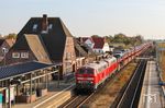 218 389 und 218 322 röhren mit AS 1434 nach Westerland/Sylt durch den Bahnhof Klanxbüll. (29.10.2021) <i>Foto: Joachim Bügel</i>