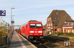 245 022 fährt mit AS 1435 nach Niebüll durch den Bahnhof Klanxbüll. (29.10.2021) <i>Foto: Joachim Bügel</i>