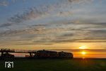 218 497 und 218 402 fahren mit AS 1448 in den Sonnenuntergang auf die Insel Sylt. (29.10.2021) <i>Foto: Joachim Bügel</i>