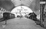 86 699 vom Bw Friedberg (Hessen) ist mit einem Personenzug in Frankfurt Hbf eingetroffen, der damals noch Hauptpersonenbahnhof (Hpbf) hieß. (1955) <i>Foto: E.E. Smith</i>