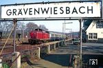 212 023 in Grävenwiesbach zum Dritten: Der Grävenwiesbacher Bahnhof wurde am 1. Juni 1909 mit Verlängerung der Usinger Bahn von Usingen nach Weilmünster an die Weiltalbahn eröffnet. Aufgrund des Streckenprofils musste ein Kopfbahnhof eingerichtet werden. Die Preußischen Staatsbahnen begannen mit der Planung einer Zweigstrecke durch das Solmstal nach Wetzlar. Die Solmsbachtalbahn konnte zwischen Grävenwiesbach und Albshausen (an der Lahntalbahn) allerdings erst am 1. November 1912 eröffnet werden, weil vorher noch mehrere Ingenieurbauten zu errichten waren. Dadurch wurde Grävenwiesbach zum Trennungsbahnhof und die Strecke nach Weilmünster Teil der Weiltalbahn. Am 27. September 1969 erfolgte aufgrund von zu geringem Fahrgastaufkommen die Einstellung von Personen- und Güterverkehr auf der Weiltalbahn. Bis in die 1980er Jahre lag noch ein ca. 100 m langer Rest des ehemaligen Streckengleises nach Weilburg, welcher als Ausziehgleis diente. Auf der Solmsbachtalbahn endete der Personenverkehr am 31. Mai 1985 und der Güterverkehr am 28. Mai 1988. Am 15. November 1999 wurde der Abschnitt Grävenwiesbach–Brandoberndorf der Solmsbachtalbahn für den Personenverkehr reaktiviert und der Abschnitt Teil der Taunusbahn.  (30.03.1989) <i>Foto: Wolfgang Bügel</i>