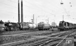 Alle drei Traktionsarten treffen sich im Bahnhof Frankfurt-Höchst. Dort haben sich 50 1742 (Bw Frankfurt/M-2), E 40 025 aus Mainz-Bischofsheim und V 60 027 vom Bw Frankfurt-Griesheim versammelt. (01.06.1964) <i>Foto: Gerhard Röder</i>