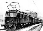 Acht Maschinen der Baureihe E 18 (E 18 10-17) kamen 1936 fabrikneu nach Schlesien und wurden im Bw Hirschberg beheimatet. Ihr Einsatz erfolgte zwischen Breslau und Görlitz. Hier steht E 18 14 vor einem Schnellzug in Breslau Freiburger Bf. (1937) <i>Foto: RVM</i>