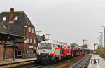 218 497 und 218 402 fahren mit AS 1434 nach Westerland/Sylt durch den Bahnhof Klanxbüll. (30.10.2021) <i>Foto: Joachim Bügel</i>