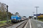 Mit einer Verspätung von 55 Minuten fährt PRESS 218 056 (218 454) an diesem Tag vor dem IC 2310 nach Westerland zur "blauen Stunde" aus dem Bahnhof Niebüll. Die Zugvögel (ganz oben) verlassen auch den kalten Norden. (30.10.2021) <i>Foto: Joachim Bügel</i>