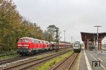 218 389 und 218 322 verlassen mit AS 1422 nach Westerland/Sylt den Bahnhof Niebüll. Rechts steht DSB AR 2040 als NEG 5704 nach Nørre Nebel st in Dänemark. (31.10.2021) <i>Foto: Joachim Bügel</i>