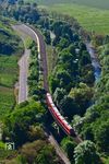 Blick von der Saffenburg auf einen aus Rech in Richtung Mayschoß fahrenden Zug. (15.06.2017) <i>Foto: Michael Hubrich</i>