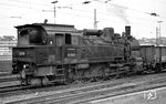 94 1653 (Bw Wuppertal-Vohwinkel) mit den Schrottwagen aus dem Gleisanschluss "Auf der Bleiche" im Bahnhof Wuppertal-Oberbarmen. Auch diese Lok besaß eine Rangierfunkeinrichtung. (06.02.1968) <i>Foto: Wolfgang Bügel</i>