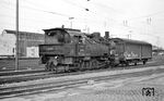 94 1653 rangiert in Höhe der alten Güterabfertigung/Ladegleise im Bahnhof Wuppertal-Oberbarmen. (06.02.1968) <i>Foto: Wolfgang Bügel</i>