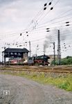 44 363 verlässt mit einem Güterzug den Bremer Rangierbahnhof. Das Reiterstellwerk "Baf" aus dem Jahr 1928 ist auch nach mehr als 90 Jahren immer noch in Betrieb. (08.1967) <i>Foto: Chris France</i>