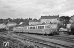 VT 103 der Frankfurt-Königsteiner Eisenbahn mit VS 204 im Bahnhof Königstein. (24.08.1963) <i>Foto: Helmut Röth</i>