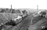 E 40 077 vom Bw Heidelberg fährt mit einem Güterzug durch Heidelsheim nahe Bruchsal. (07.09.1963) <i>Foto: Helmut Röth</i>