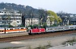 In Wuppertal-Unterbarmen begegnen sich die mit dem Wendezug N 5656 nach Remscheid ausfahrende 212 325 und eine S 8 nach Mönchengladbach mit 111 185. (02.04.1989) <i>Foto: Wolfgang Bügel</i>